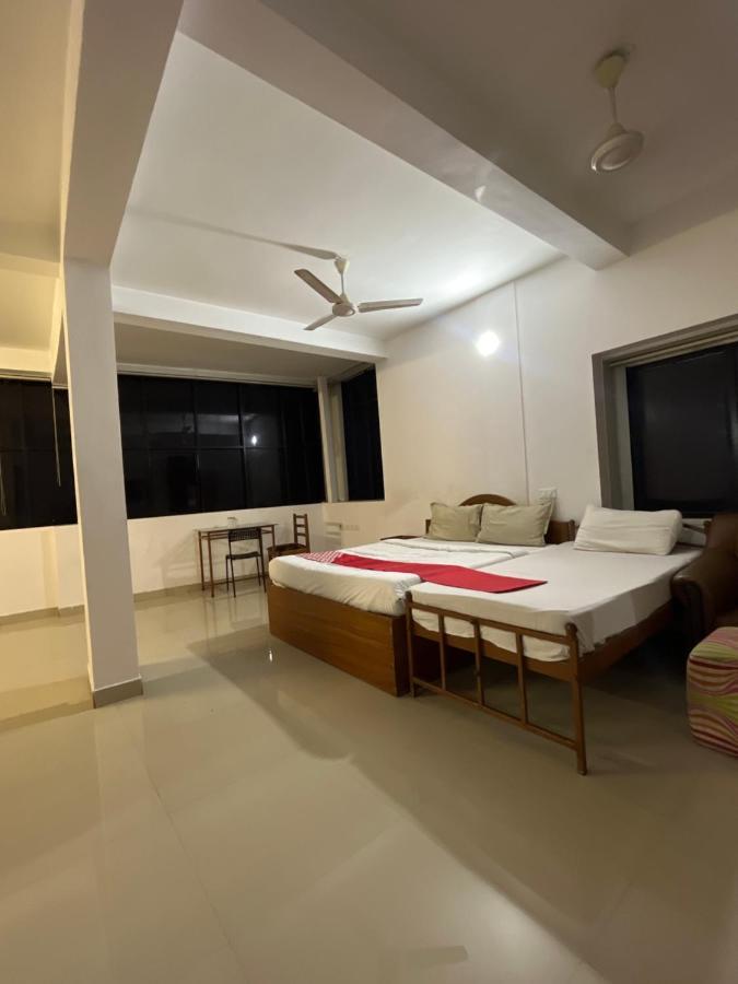 Tower 21 Regency Hotel Kochi Exterior foto