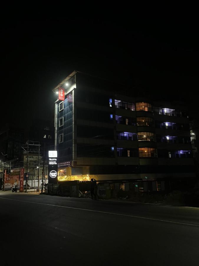 Tower 21 Regency Hotel Kochi Exterior foto